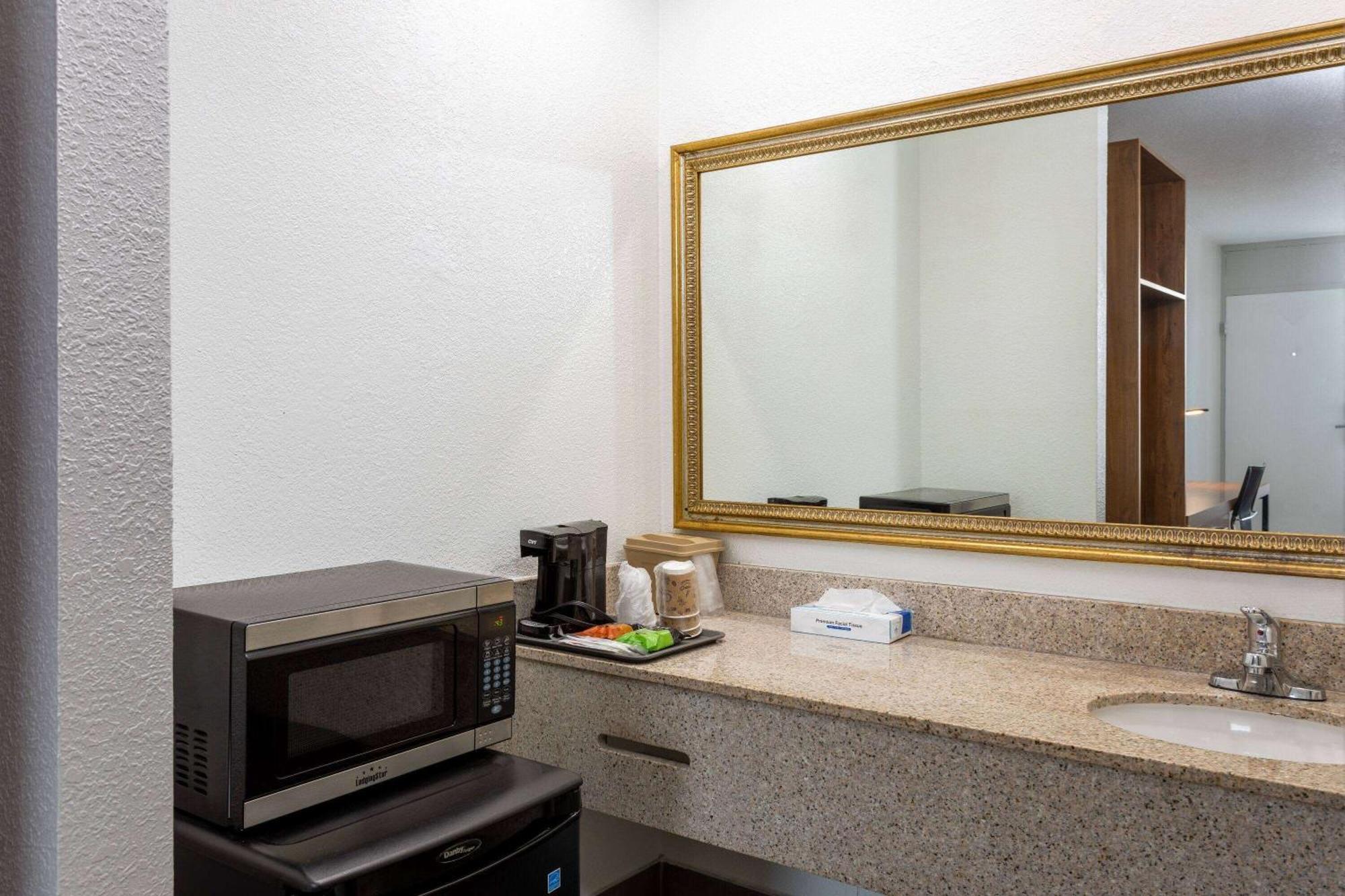 Ramada By Wyndham Altamonte Springs Near I-4 Hotel Exterior photo